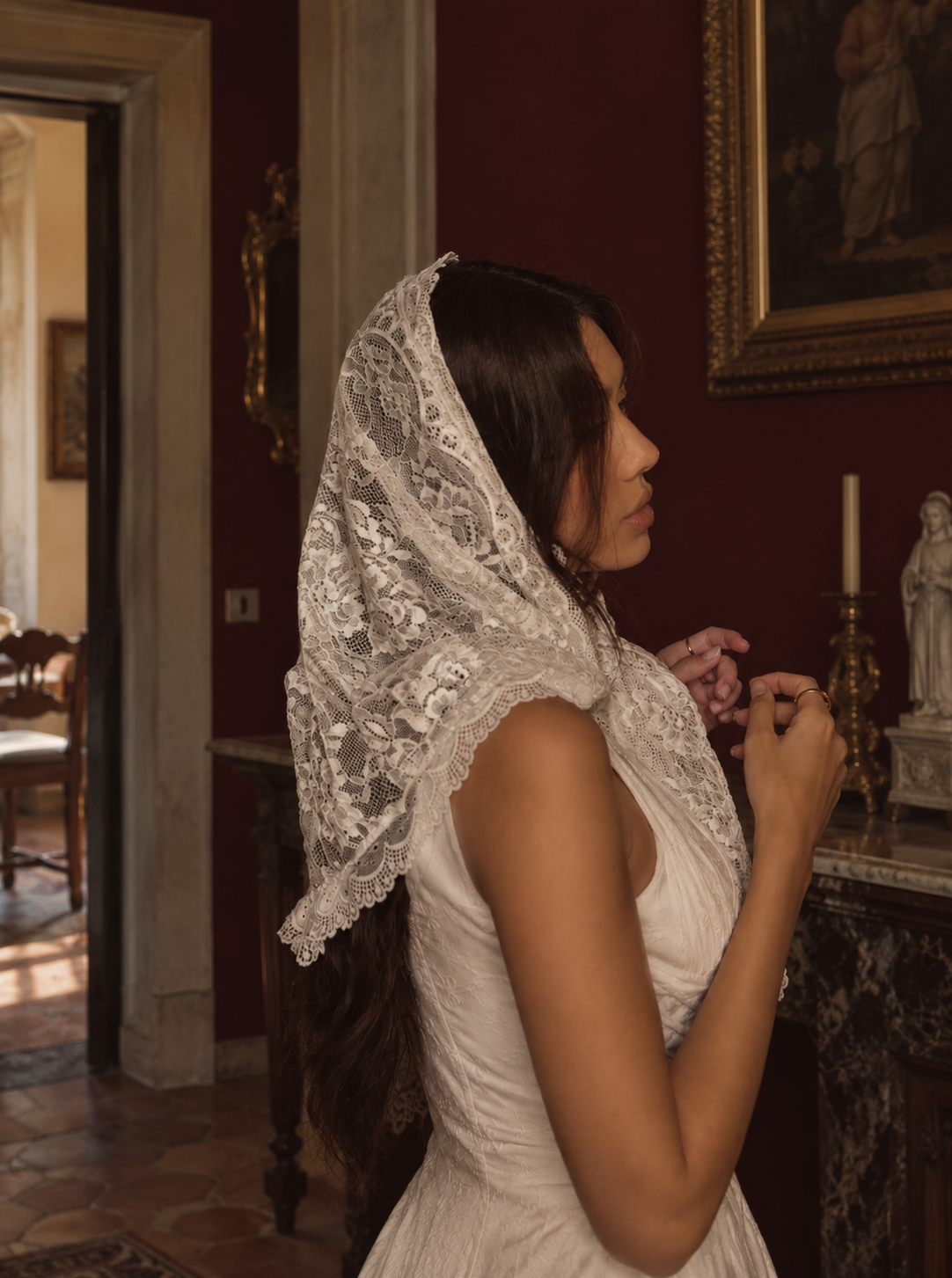 Donna con velo in pizzo avorio